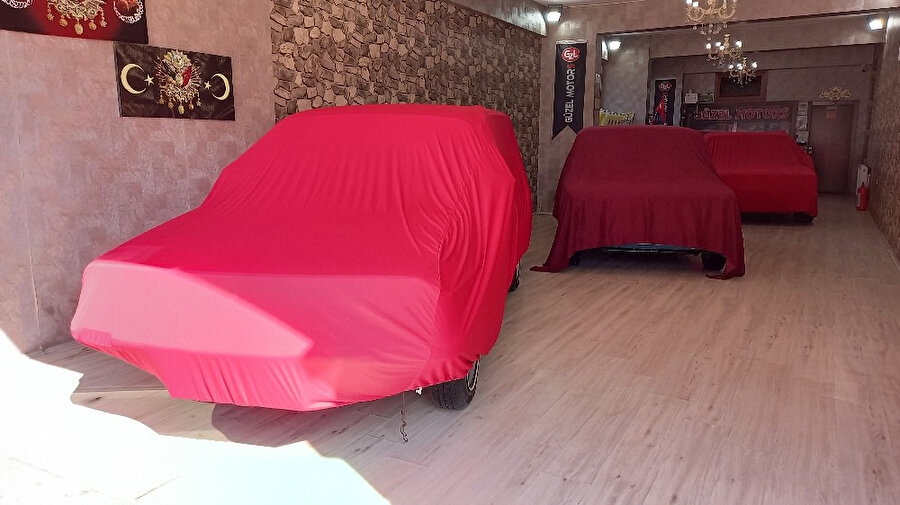 Örtüsünü dahi açmıyor: Klasik otomobilleri fabrikadan çıktığı gibi duruyor