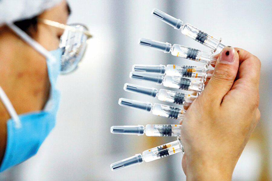 Tam salgının ortasında toplum bağışıklığının tanımını değiştiren ve tamamen aşıya bağlayan sahtekar örgüte rağmen İsveç’in başarı ile uyguladığı, düzeltici enzimi olmasına rağmen sık mutasyon geçiren bir virüse karşı kendiliğinden husule gelmesi mutad olan ‘toplum bağışıklığı’ uygulamasının başarısını görelim.