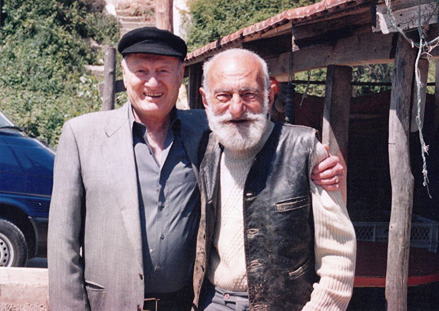 David Stoliar (solda), yıllar sonra İstanbul'a gelerek kendisini kurtaran balıkçılarla görüştü.