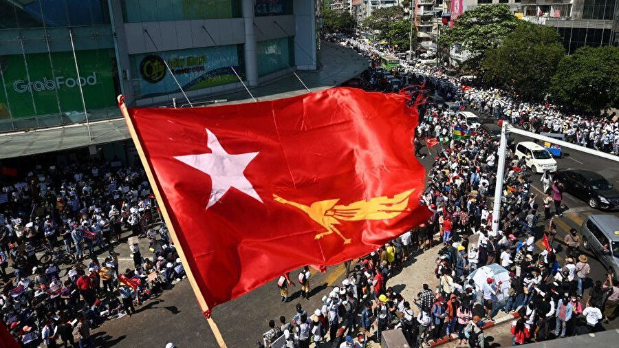 Düzenlenen protestolara ülkedeki Müslümanlar kitlesel katılım gösterdi.