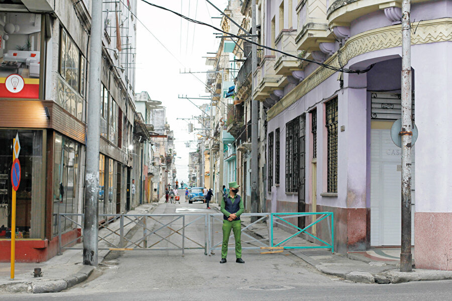 Fakat uzmanlara göre Küba’nın aldığı bu kararda, ABD’ye şirin görünme kaygısı da var. Serbest piyasa ekonomisine geçiş adımı olarak görülen reformları, Küba ile arayı düzeltebileceği sinyalini veren ABD Başkanı Biden’a uzatılan bir ‘zeytin dalı’ olarak gören uzmanlar, yakında ABD’den de olumlu bir karşı adım geleceğini düşünüyor. Ama aynı uzmanlara göre ABD’nin sempatisini kazanmak için Küba’nın daha atması gereken ‘gerçek’ bazı adımlar var.