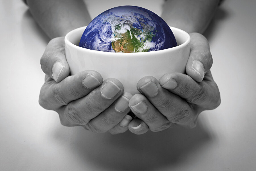 Fakat israf çılgınlığının sürekli böyle gitmesi mümkün değil. Bunun durması gerekiyor. Bu açıdan eğer gıda güvenliği gerçekten sorun olarak görülüyorsa bin bir zorlukla üretilen ürünlerin üreticiden tüketiciye kadar uzanan yolda kayba ve atığa dönüşmemesi hususunda herkesin elini taşın altına koyması şart. Hem hasattan satış noktasına ulaşıncaya kadar yaşanan gıda kayıplarına hem de perakende ve tüketici düzeyinde israf edilmesiyle ortaya çıkan gıda atıklarına içi acıyarak “Yazıktır” diyeceklerin çoğalması gerekiyor. Bu açıdan Tarım ve Orman Bakanlığı’nın “Gıdanı koru, sofrana sahip çık” programı iyi bir başlangıç olabilir. Tabii ki bir moda misali geçip gitmesine izin verilmezse.