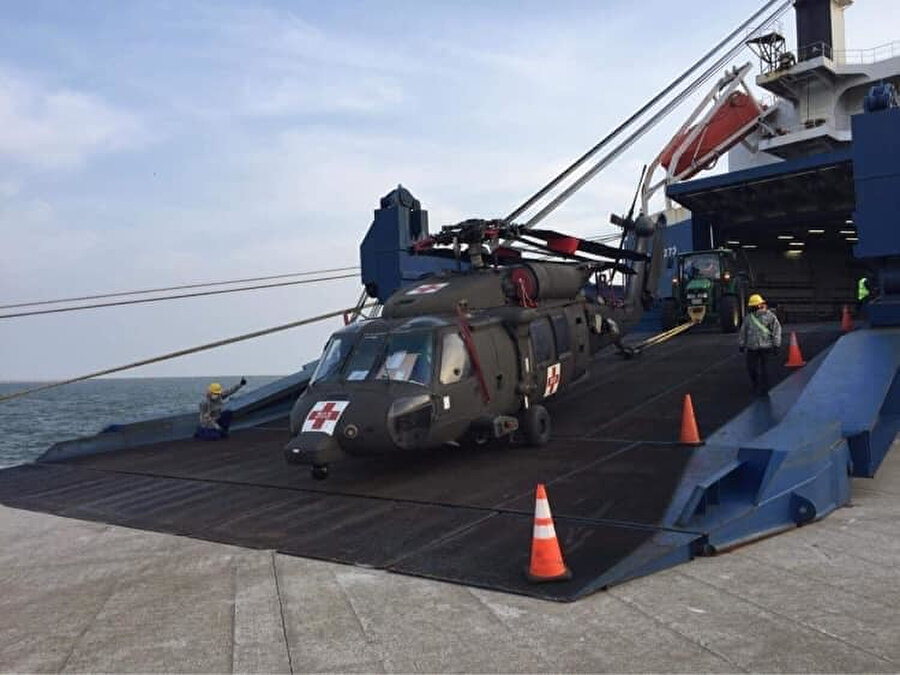 Kargo gemisinden 'Black Hawk' helikopterlerinin indirildiği görüntülendi