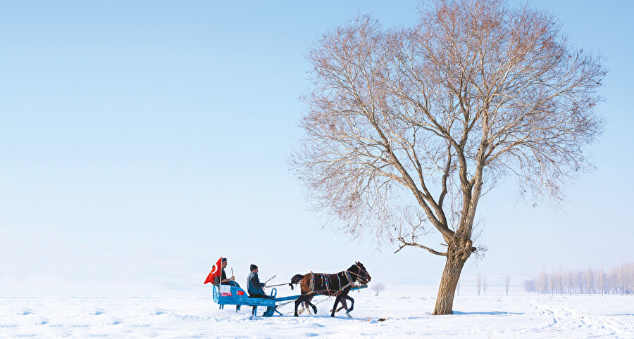 Hani diyorlar ya, Kars’a gitmek için Kars’a gidilir, öyle yol üzerinde filan karşınıza çıkmaz. Hele kışın yola çıktıysanız uçsuz bucaksız bir beyazlığı göze almanız gerekir.