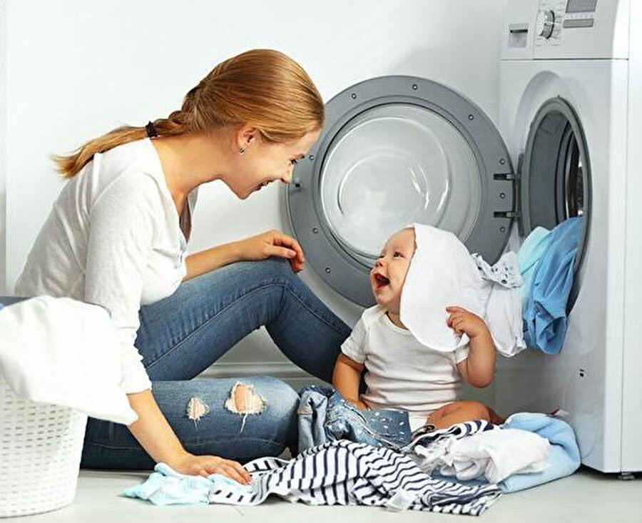 Çalışan anneler var ama çalışan babalar bu resmin neresindeler?