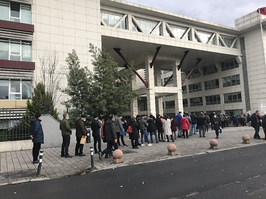 İstanbul'da borç yapılandırmanın son günlerinde oluşan kuyruk