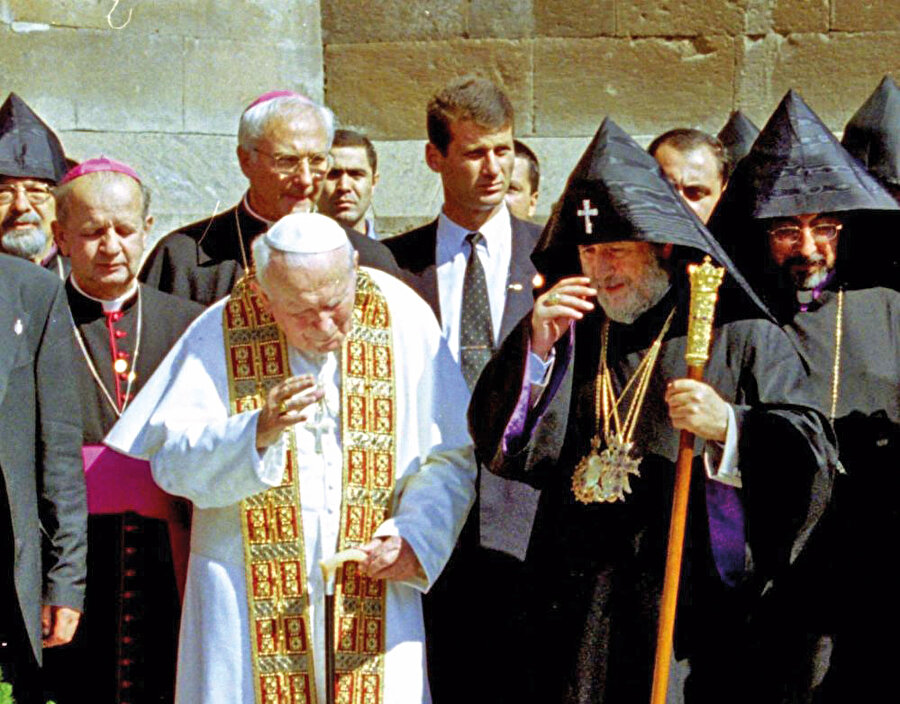 Katolik Kilisesi'nin lideri Papa İkinci Jean Paul , 25 Eylül 2001'de Ermenistan'ı ziyaret etmişti. Bu 