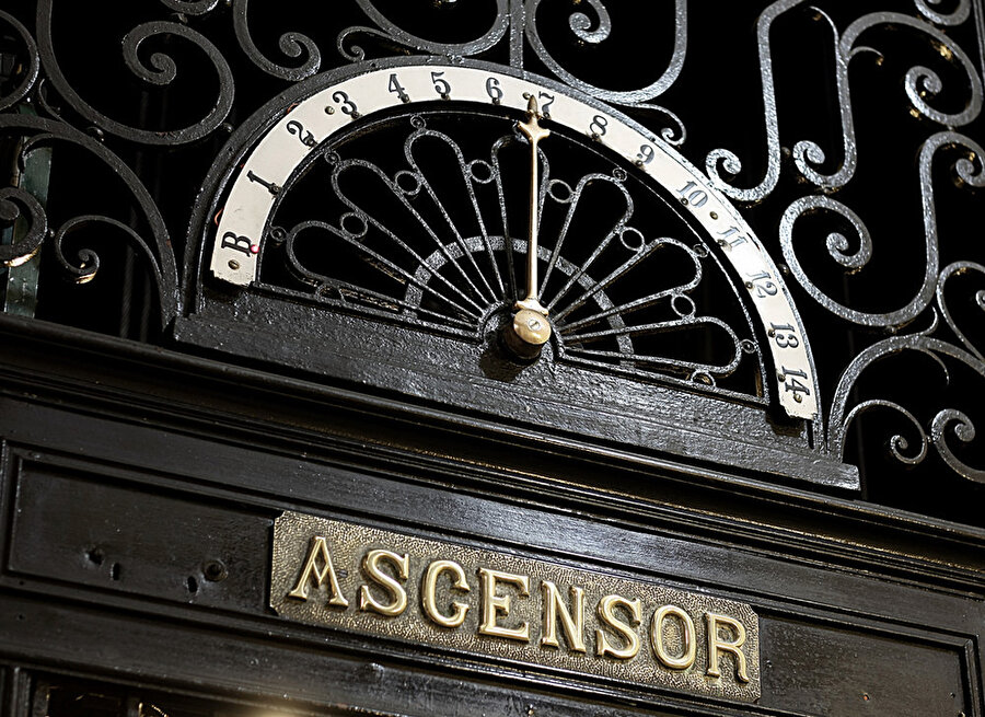 Binaya girince hemen karşıda bulunan asansöre yöneldim. Asansör gelince binerek alışkanlıkla beş numaraya bastım.