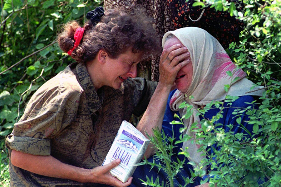 Yakınlarından haber alamayan Bosnalı kadınların feryadı.