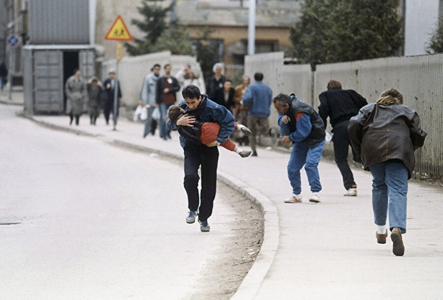 Keskin nişancıların saldırılarından kaçmaya çalışan Bosnalılar.