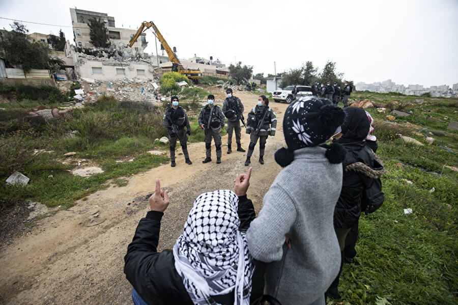 Çaresizce evinin yıkılışını izleyen Filistinli.
