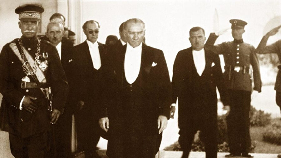 Toplumu germek için kullanılan bir “maşa”! Zaman zaman Atatürk heykellerine yapılan saçma sapan saldırılarla, insanların giyim-kuşamlarına türlü tuhaf müdahalelerle yeniden hortlatılmaya çalışılıyor laiklik…