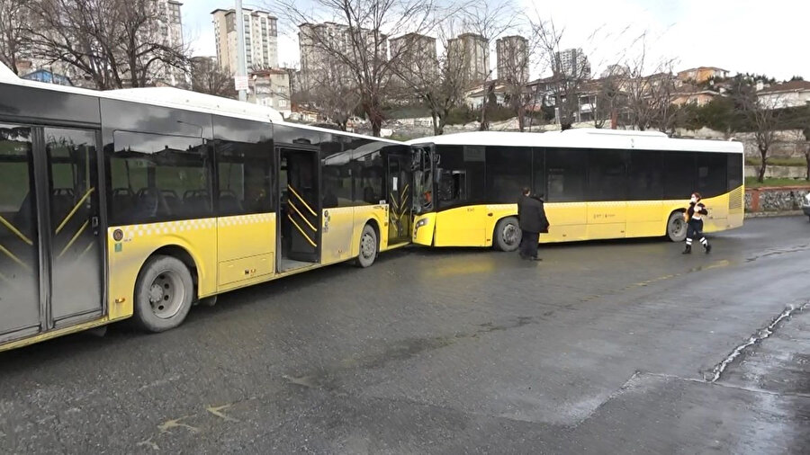 İETT otobüsleri kafa kafaya çarpıştı