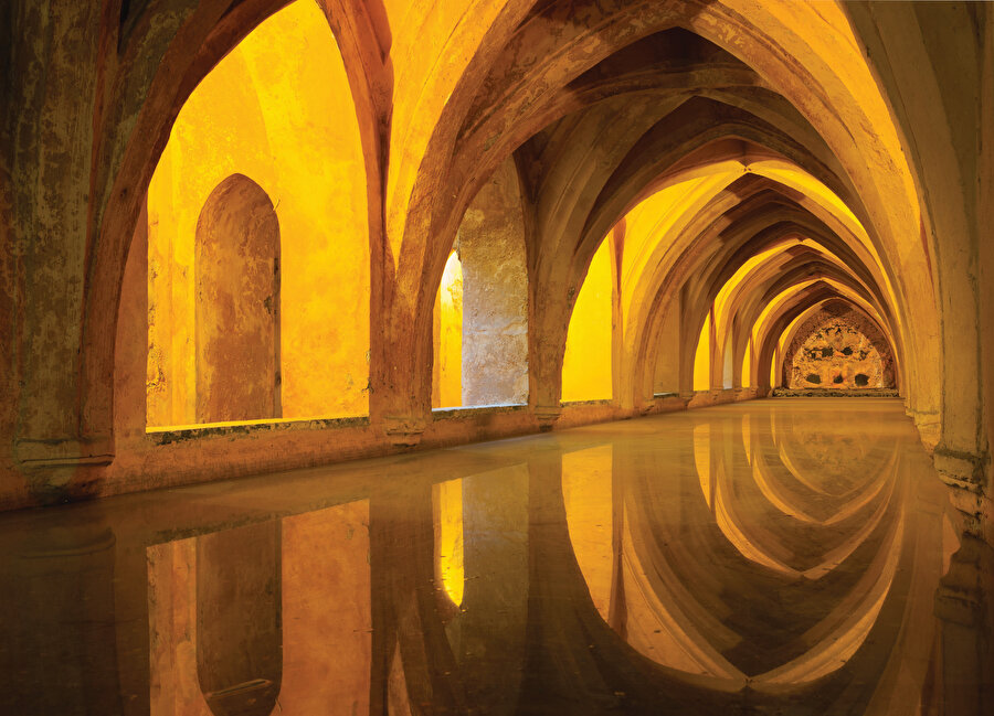 Mutezilî kelamcılar nazara ihtiyaç duyan bilgilerin insanın fiili olan nazarın doğurduğu bilgiler olduğunu düşünseler de bilhassa Eşarî ve Hanefî kelamcılar, nazari bilgilerin de nazarın sonucu olmadığını sadece nazarın ertesinde yaratılmasının Allah’ın âdeti olduğunu savunmuşlardır.