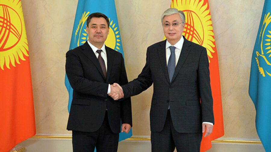 Caparov, Kazak mevkidaşı Tokayev tarafından Cumhurbaşkanlığı Sarayı Akorda'da resmi törenle karşılandı.