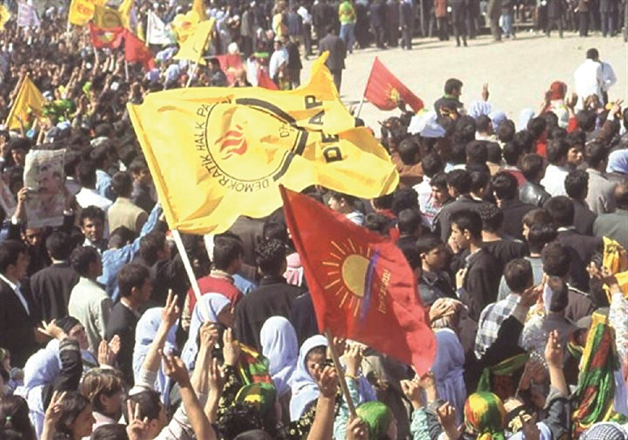 Kapatılan CHP’nin yerine kurulan SHP, Paris’te PKK’nın düzenlediği toplantıya katılan 7 milletvekilini ihraç etti. İhraçlara sinirlenen bazı ‘Kemalistler’ de partiden istifa etti. O dönemin CHP’sinden kopan isimler, PKK’nın ilk siyasi partisi HEP’i kurdu ama 4 ay sonraki seçimlerde Meclise girmeleri imkansızdı. SHP, Türk siyasi tarihinin en büyük ihanetlerinden birine imza atarak bu PKK’lı isimleri kendi kadrosundan seçime soktu ve PKK’nın Meclis’e girmesine izin verdi. O listede, bugün PKK’nın Avrupa sorumlusu olan isimler de vardı.