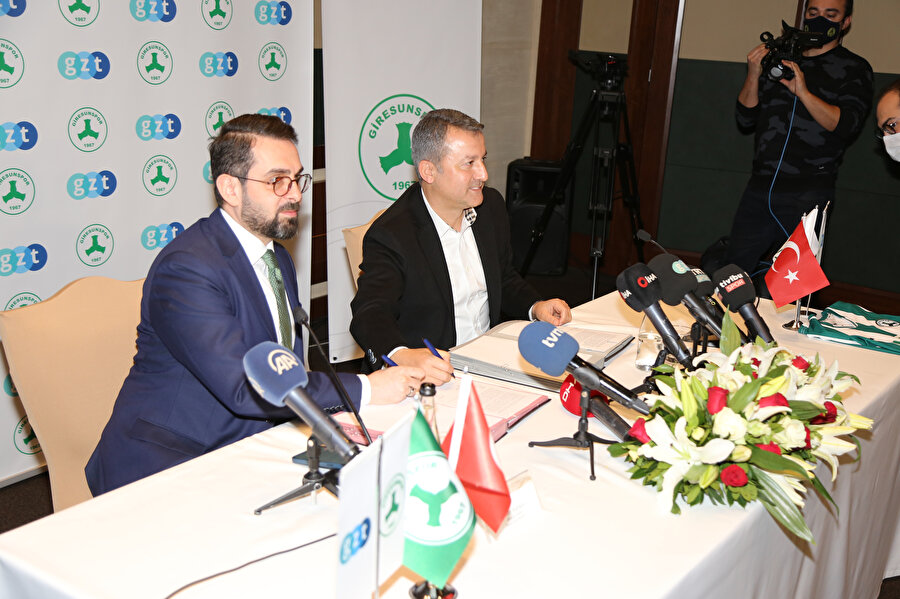 Albayrak Medya Dijital Genel Müdürü Ömer Karaca ve Giresunspor Başkanı Hakan Karaahmet sponsorluk anlaşmasını imzalarken