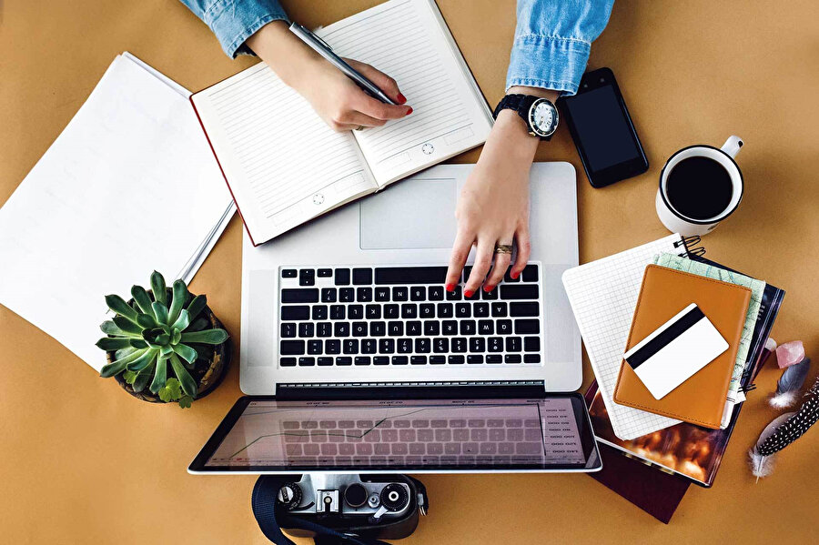 Blog yazarlığı yaparak internetten online olarak para kazanabilirsiniz. 
