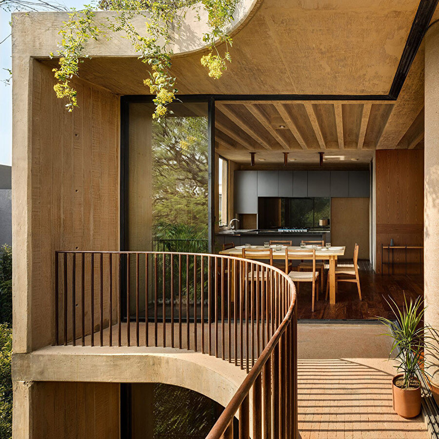 Konutun caddeye bakan cephesinde kavisli bir balkon bulunuyor.