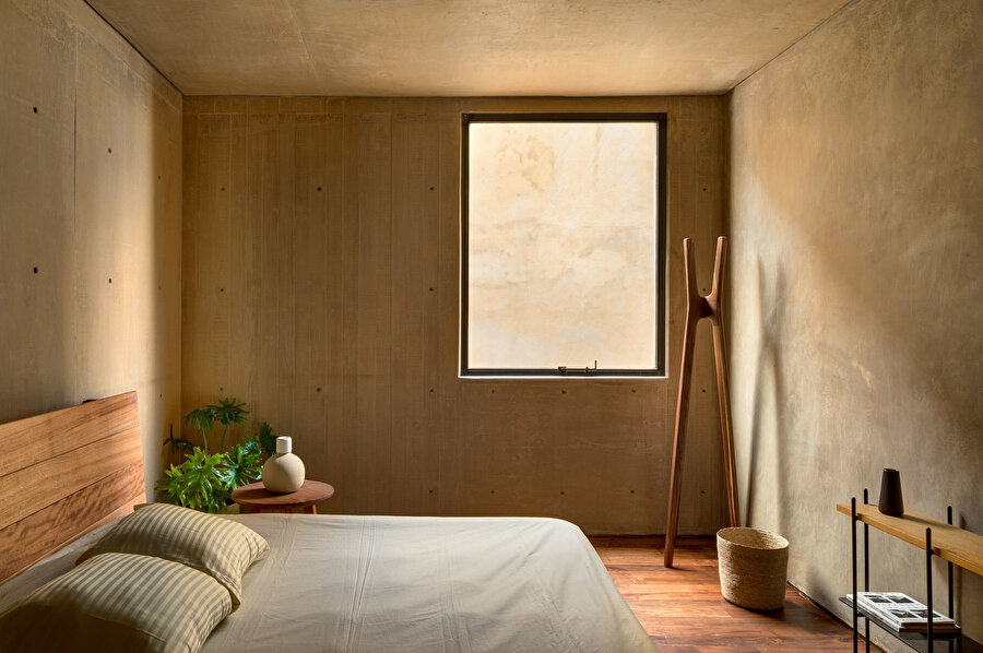 Yatak odaları, mekanın fonksiyonuna uygun olarak, diğer odalara nispeten daha küçük pencerelere sahip.