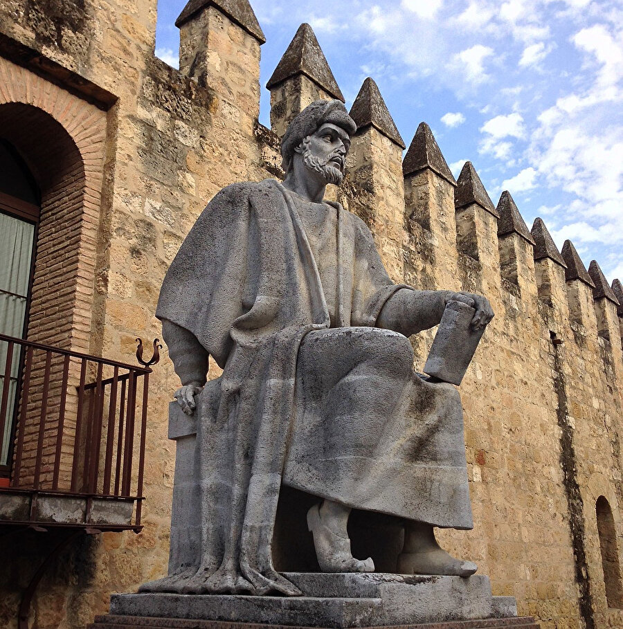 İbn Rüşd heykeli, İspanya.