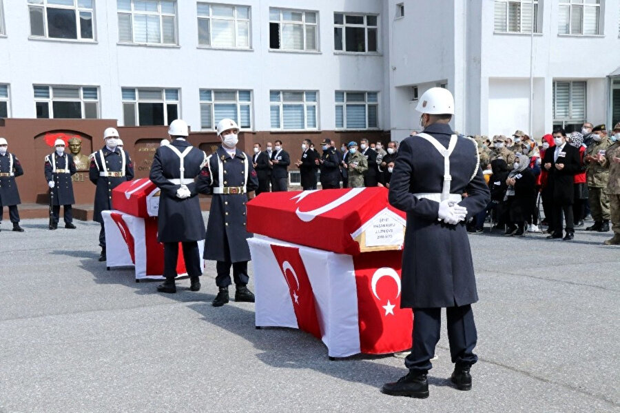 Bitliste şehit olan askerlerimiz memleketlerine uğurlandı