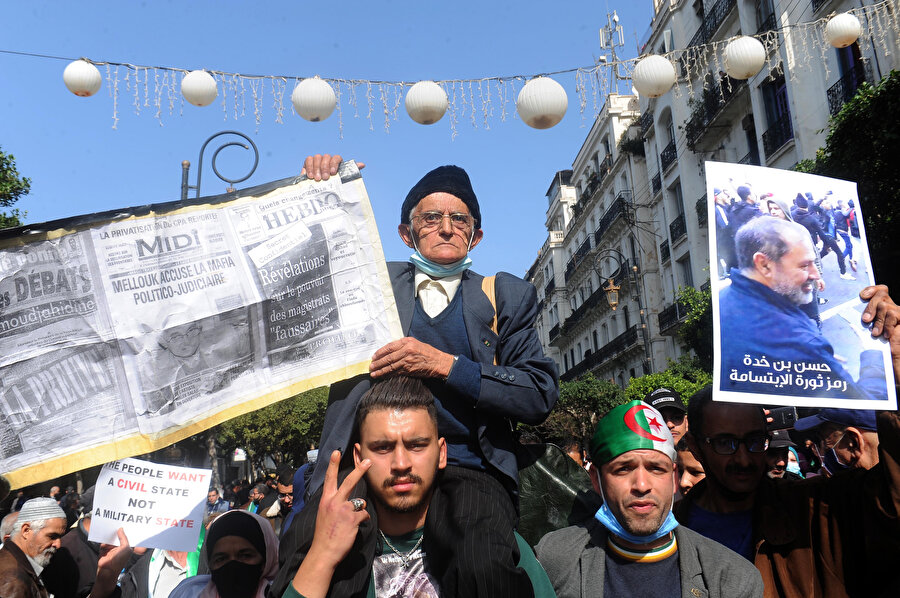 Cezayir'de Hirak protesto hareketlerinin başlamasının ardından binlerce kişi sokaklara indi.