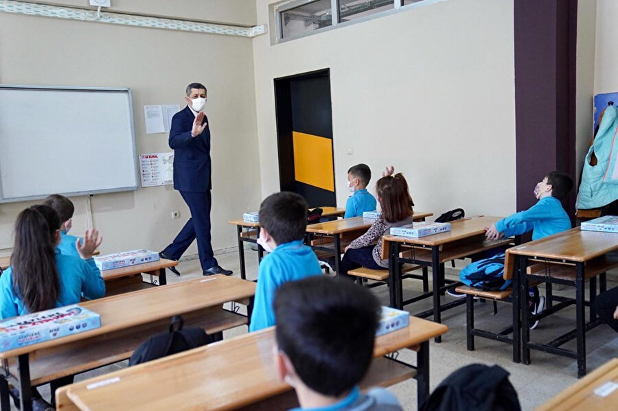Milli Eğitim Bakanı Selçuk'un okul ziyaretlerinden bir görüntü