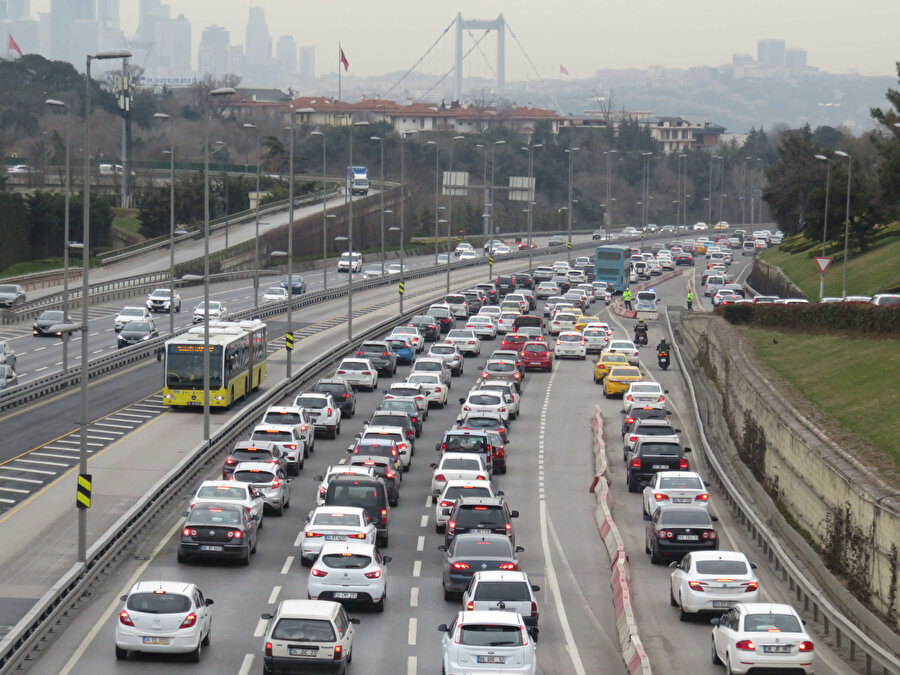 Normalleşme sürecinin ilk hafta sonunda trafik kilitlendi