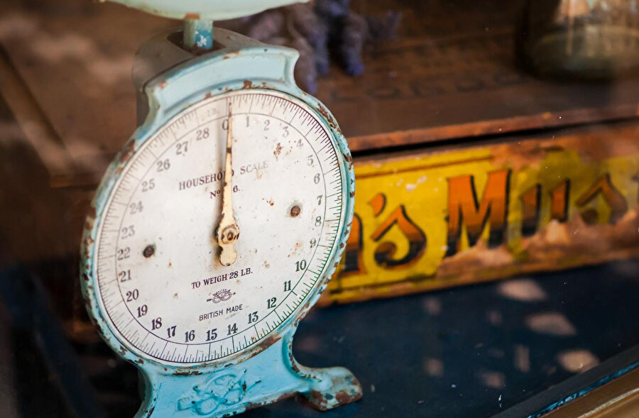 İnsanoğlu belki adalet duygusundan olacak, sadece ellerini kullanarak bile bazı şeyleri hep ölçme ihtiyacı duymuştu.