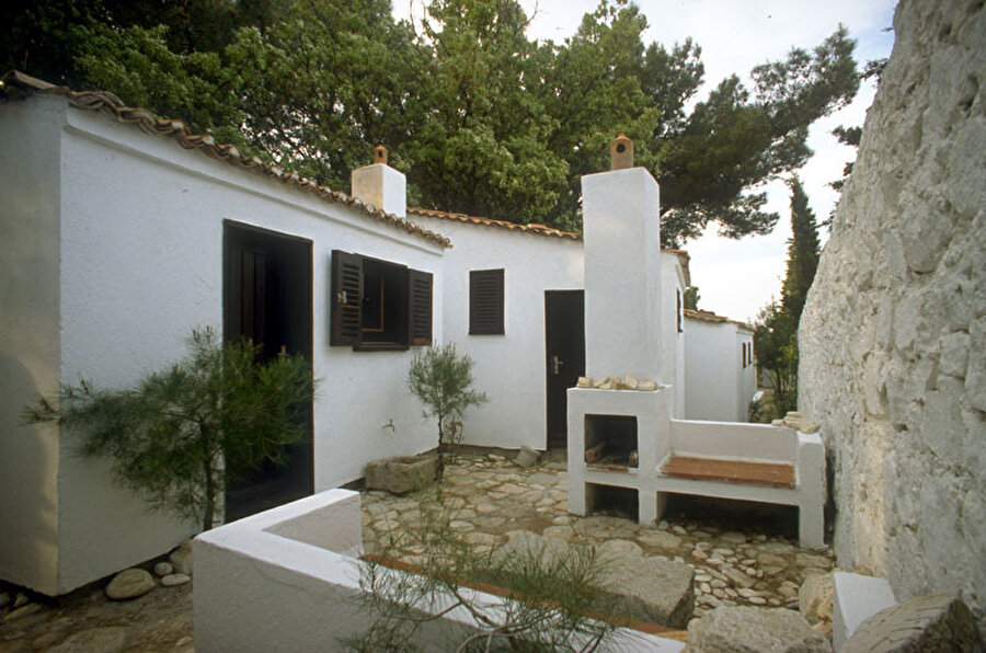 Çanakkale’de konumlanan “Sedat Gürel Evi” 1969 yılında tamamlanıyor. Doğa ile uyum içinde tasarlanmış, yazlık ev fonksiyonuna sahip yapı, 1989'da Ağa Han Ödülü’ne layık görülüyor. 