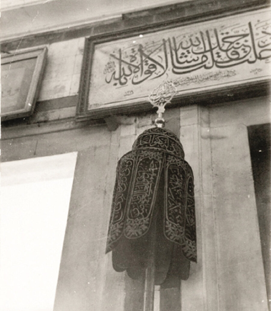 Tarafımıza ulaştırılan tarihi resme göre, hâlen Vakıflar Genel Müdürlüğü uhtesinde bulunan Tâc-ı Şerîfin seneler evvel yani Tâc-ı Şerîfin Fatih Camii Şerifinde ziyarete açık olduğu yıllara ait bir görüntü. Bu resim ile Vakıflar Genel Müdürlüğü uhdesinde bulunan Tâc-ı Şerîf bire bir aynı.