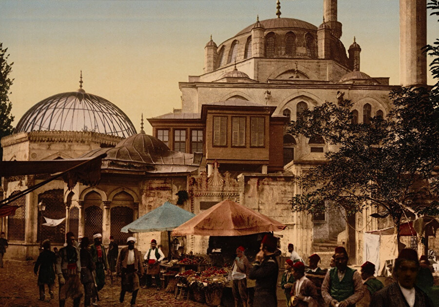 Cumhuriyetin inşa etmeye çalıştığı toplum tipinin, yeni siyasallığın dış güçler izahına muhtaçlığından da kaynaklanıyor.