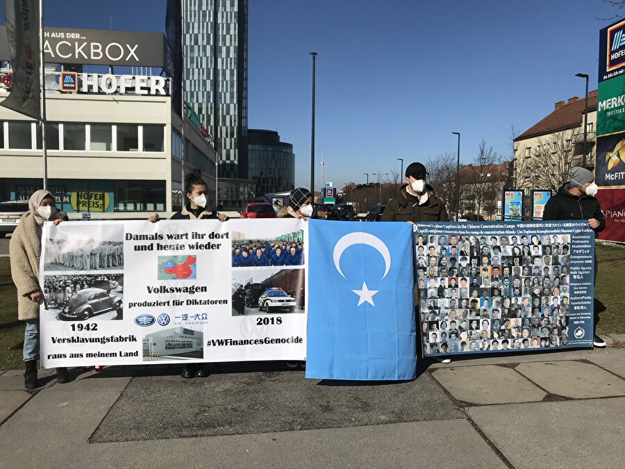 Avusturya’da Uygur Türkleri, otomobil üreticisi Volkswagen firmasını protesto etti.

