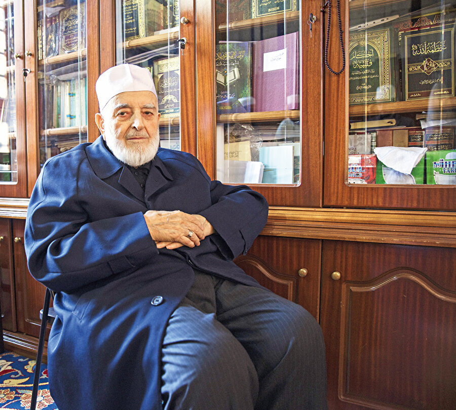 Öğrencilerine okuduğu kitapları kendisi alır veya bir hayırsevere aldırır, ‘Bu kitap okuduğunuz müddetçe size emanet, bitirdiğiniz zaman sizin kitabınız olur’ derdi. ‘Ders verdiğiniz müddetçe hakkım size helal olsun, benden sonra ders vermeyi bırakırsanız, hakkımı helal etmiyorum’ derdi bir de. Bu sebepten dolayı Emin Saraç Hoca’nın talebeleri, gittiği her yerde birkaç kişiden meydana gelse bile mutlaka ders halkası kurmuştur. Talebelerine gönüllülük esasını ve büyük bir özveriyi aşılamıştır.