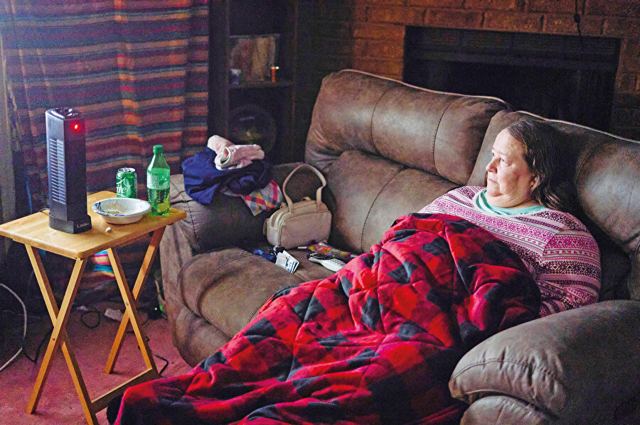 Bu cümleyi son 6 ayda, 66 yıllık ömrünün toplamından daha fazla duyduğunu yazan Friedman, korona krizi, kongre baskını gibi olaylardan sonra başlarına gelen Teksas faciasının felaketler zincirine tüy diktiğini söylüyor.