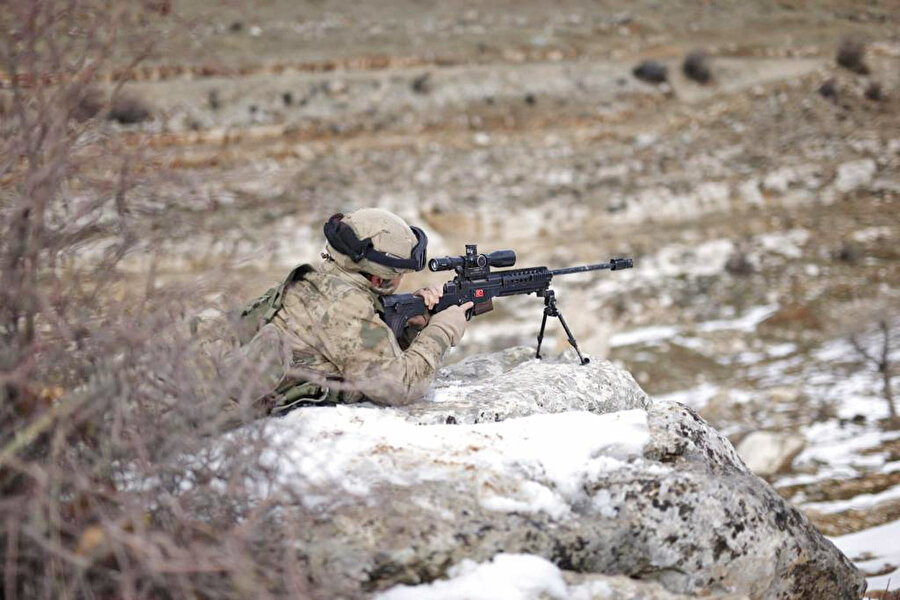 Hemen yakında Makü Dambat var, şu anda orada 100 civarında terörist var.