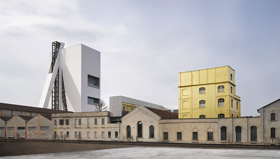 OMA tarafından Prada için tasarlanan müze/galeri. Prada ile 2001’den beri yüksek teknoloji tasarımları aracılığıyla iş birliği içerisinde olan mimar, 2008’de Milano merkezli kuruluşun müze/galeri işlevli binasını tasarlar. 