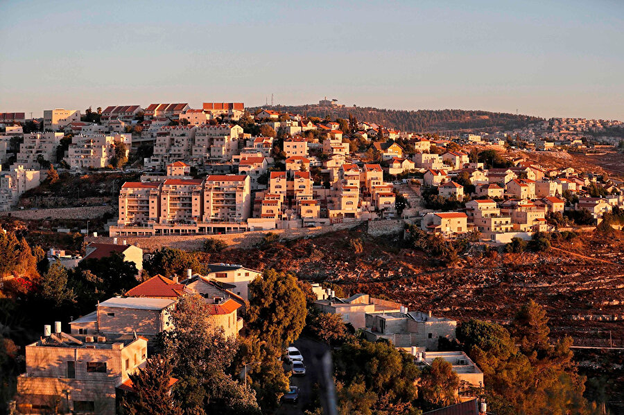 Batı Şeria'daki yerleşim birimlerinde en az yarım milyon İsrail vatandaşı Yahudi yaşıyor.