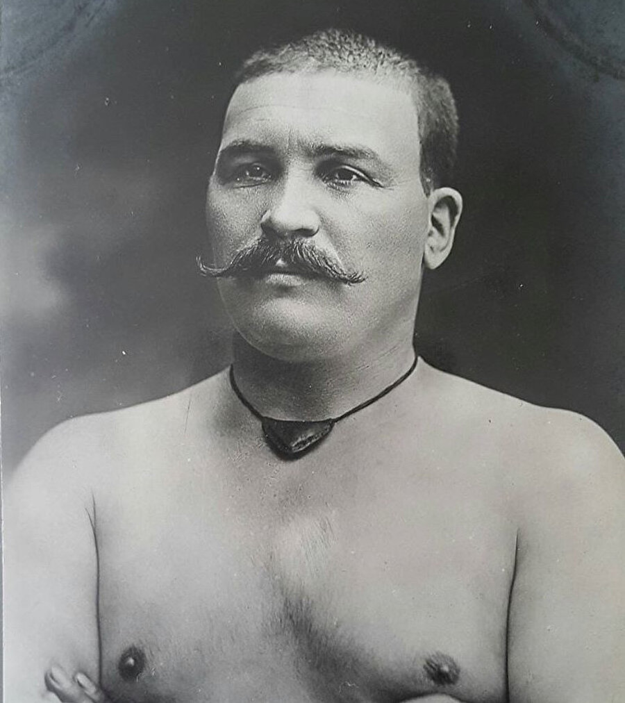 Rıza, ilk kez sekiz yaşındayken eski pehlivanlardan Çerkezoğlu Kara Ali ismiyle bilinen dedesi sayesinde yağlı güreşle tanışmıştı.