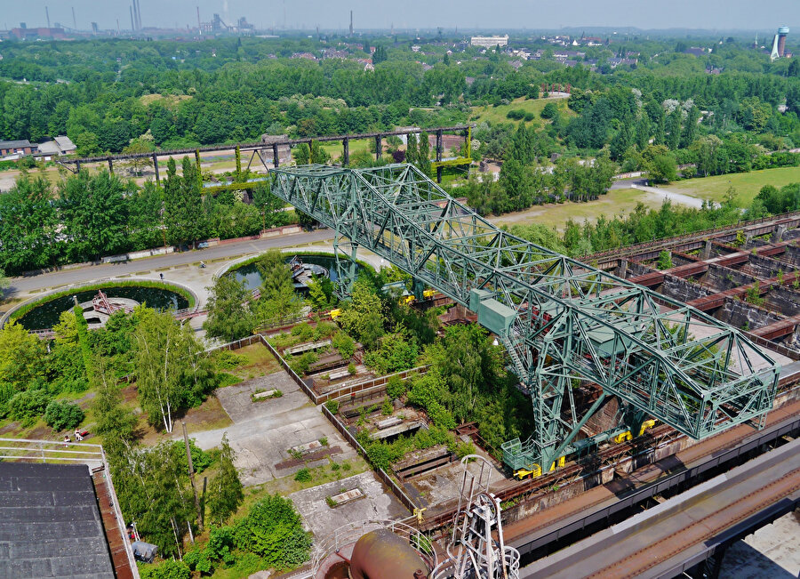 Duisburg-Nord Parkı planlamasında endüstriyel elemanların, bir anıt gibi korunarak parkla iç içe olması amaçlanıyor.