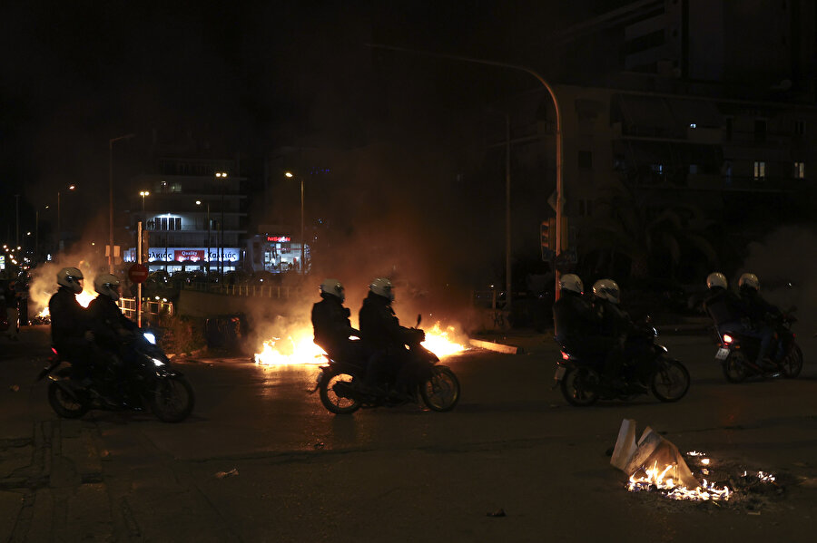 Atina'da polis şiddetini protesto eden göstericiler polis ile çatıştı