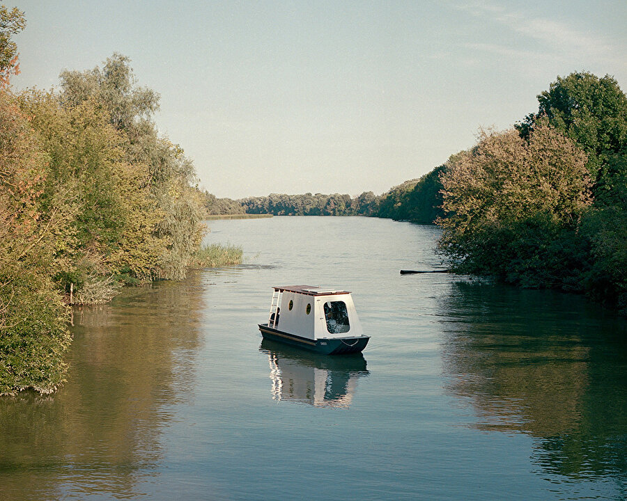 Tekne, nehrin her yerinde vakit geçirmeye fırsat tanıyor.