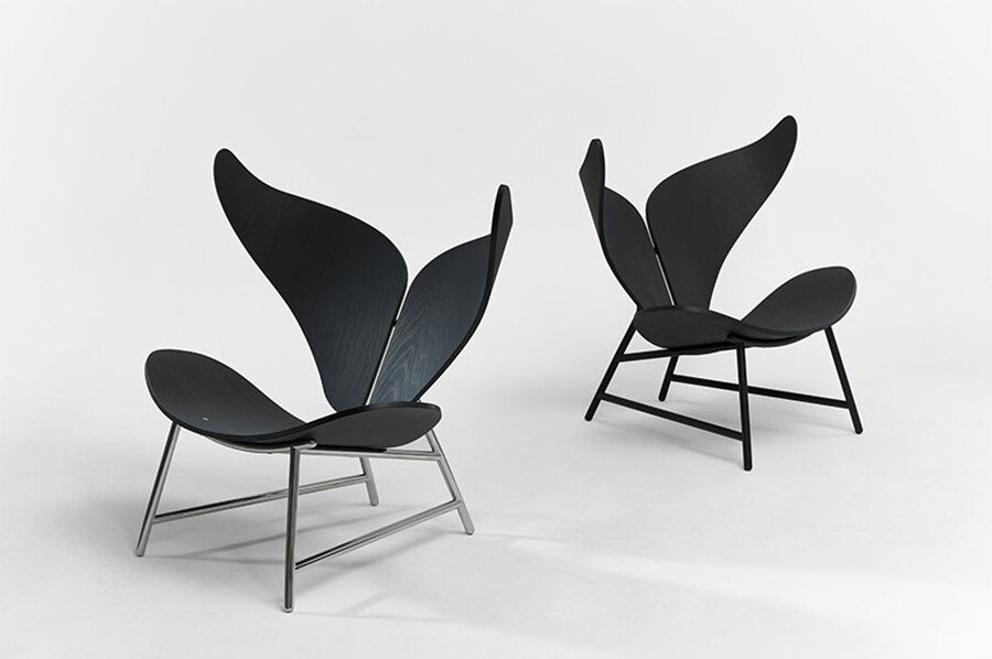 Çelik ve siyah toz kaplamalı sandalyeler.