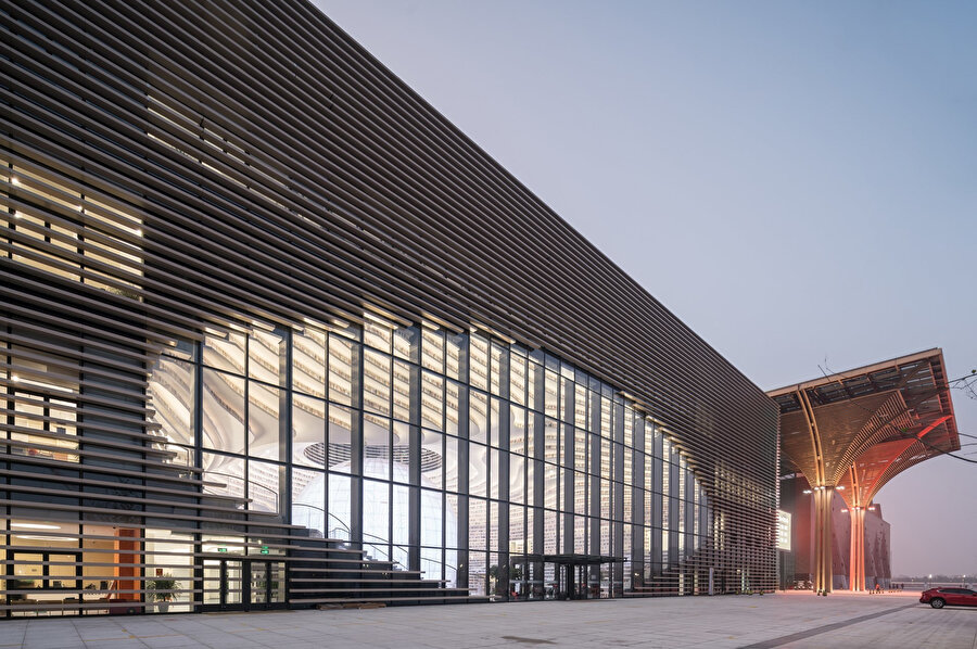 Tianjin Binhai Kütüphanesi aynı zamanda, fütüristik bir tasarıma da sahip.