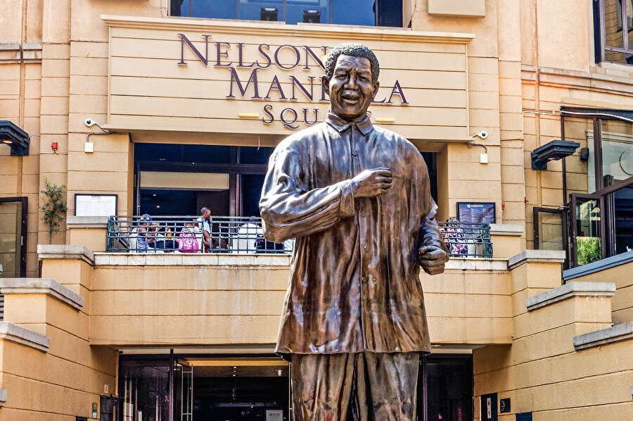 Nelson Mandela ya da kabile adıyla Madiba, Güney Afrikalı Anti Apartheid aktivist ve Güney Afrika Cumhuriyeti'nin ilk siyahî devlet başkanıdır.