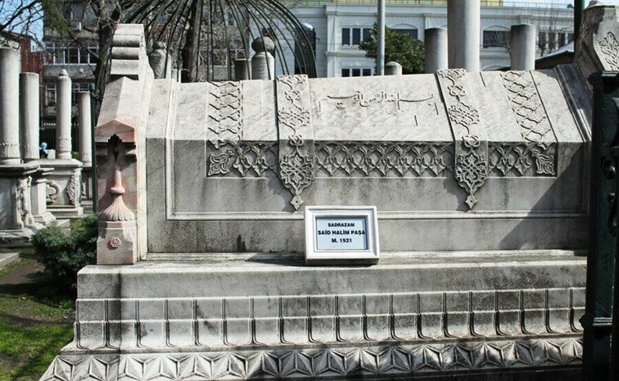 30 Aralık 1921 günü Yeniköy’deki yalısından alınarak büyük bir törenle Sultan Mahmut Türbesi’nin bahçesine defnedilmiştir.n