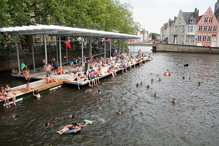 Canal Swimmer’s Club, şehrin Spinolarei-Potterierei ve Sint-Annarei Kanalları’nın kesiştiği noktada yer alıyor.