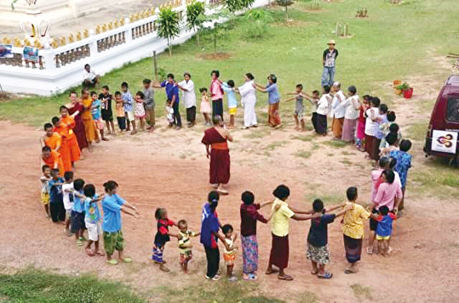 Hindistan’da, milattan önce 1200’lü yıllardan beri öğrenciler, Guru’larının dizinin dibinde, dinî metinleri okumayı, sonra da onları pirinç tanelerinin üzerine yazmayı öğrenmekteydiler.