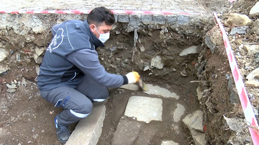 Kaldırım kazıldıkça tarih fışkırdı